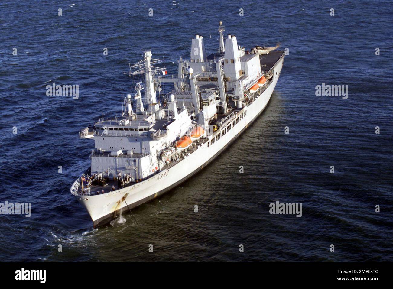 Le navire de réapprovisionnement de la flotte de la classe fort Victoria, RFA (Royal Fleet Auxiliary) FORT GEORGE (A 388), un navire d'approvisionnement auxiliaire de la flotte britannique ancré au large de la côte du Mozambique près de Machanga, détient des provisions de secours qui sont livrées par des hélicoptères Sea King Mark 6 de l'escadron aérien naval 820 (non illustré). Le FORT GEORGE a reçu 170 tonnes de fret au port de Beira et le distribue aux habitants des villes le long de la côte dévastées par les récentes inondations. À ce jour, les aéronefs de la Force opérationnelle interarmées spéciale participant à l'opération Atlas Response ont livré plus de Banque D'Images