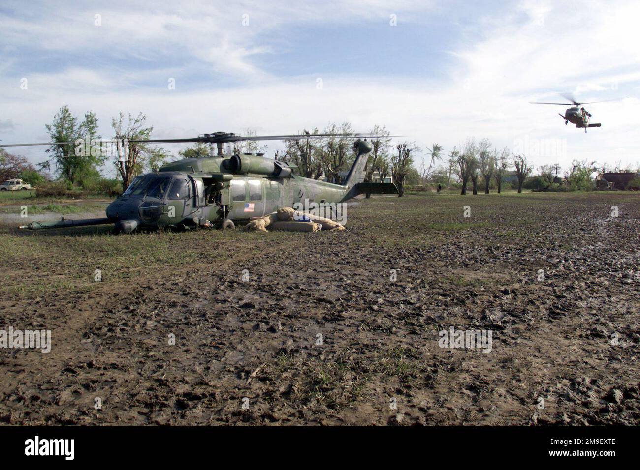 Tout droit sur un tir moyen long comme des paquets de tente assis à côté d'une US Air Force HH-60G 'Pave Hawk', affecté à l'escadron de sauvetage 41st à la base aérienne Moody, Géorgie, après avoir été déposé pour le peuple (non montré) dans la ville de Machanga, au sud de Beira, Mozambique. À ce jour, les opérations spéciales conjointes, les avions de la Force opérationnelle participant à l'opération Atlas Response, ont livré plus de 71 tonnes de fournitures humanitaires sur 102 vols vers plus de 20 sites. Objet opération/série: ATLAS RESPONSE base: Machanga État: Sofala pays: Mozambique (MOZ) Banque D'Images