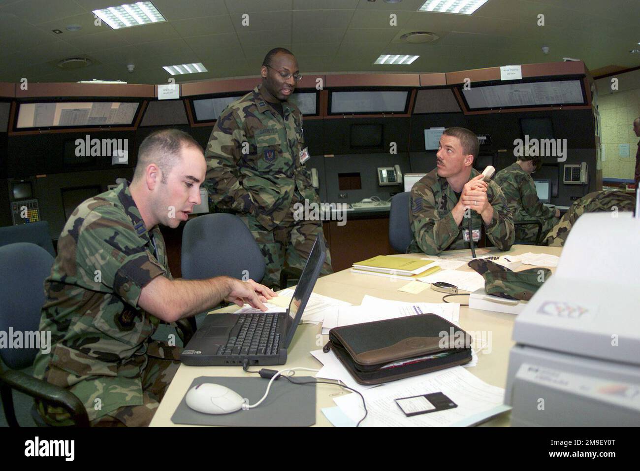 En gros plan droit de gauche à droite, le capitaine de la Force aérienne américaine Rob Pata, officier responsable des plans logistiques, du 3rd Force aérienne, le capitaine Virgil Garrett, contrôleur, du 100th e Escadron de contrôleur et le sergent technique Mike Young, officier non-commisoné responsable de l'approvisionnement, 100th e Escadron d'approvisionnement, Tous les membres de la Royal Air Force Mildenhall, au Royaume-Uni, travaillent divers articles lorsqu'ils sont déployés à la base aérienne Hoedspruit, en Afrique du Sud. Leur équipe est déployée en Afrique du Sud à l'appui de l'opération Atlas Response. Objet opération/série: BASE DE RÉPONSE DE L'ATLAS: Hoedspruit Air Force Ba Banque D'Images