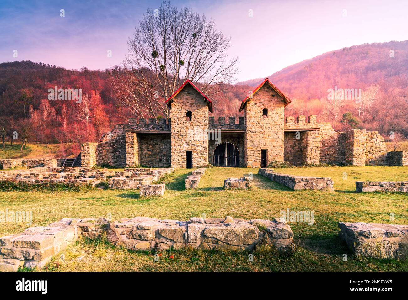 Castrum Arutela, Roumanie - ruines romaines anciennes de la province inférieure de Dacia, vallée de l'Olt près de la célèbre Cozia. Montagnes Carpathian pittoresque. Banque D'Images