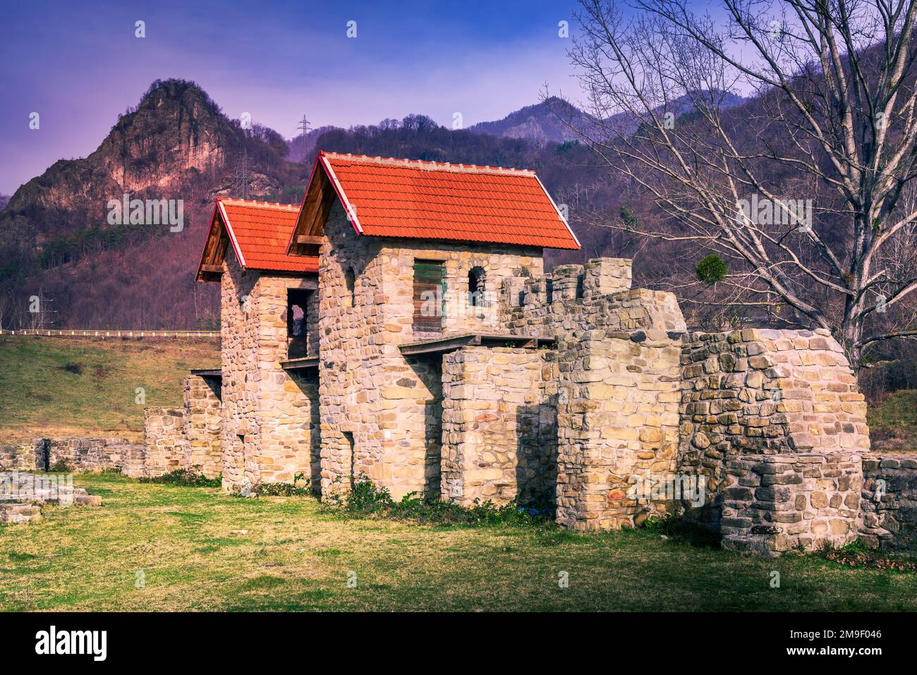 Castrum Arutela, Roumanie - ruines romaines anciennes de la province inférieure de Dacia, vallée de l'Olt près de la célèbre Cozia. Montagnes Carpathian pittoresque. Banque D'Images
