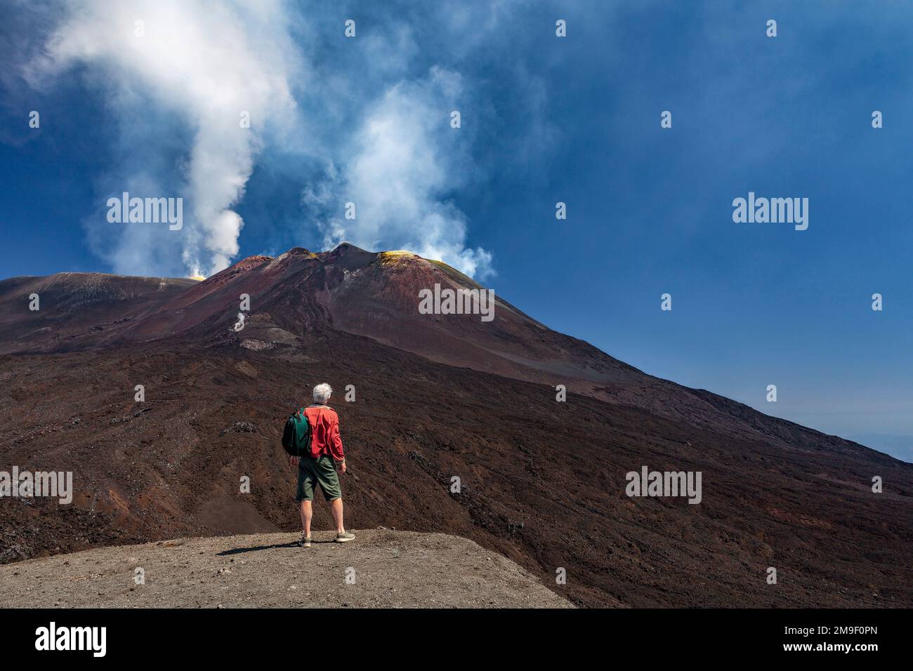 Vue arrière de l'homme qui regarde l'Etna, le plus haut volcan d'Europe Banque D'Images