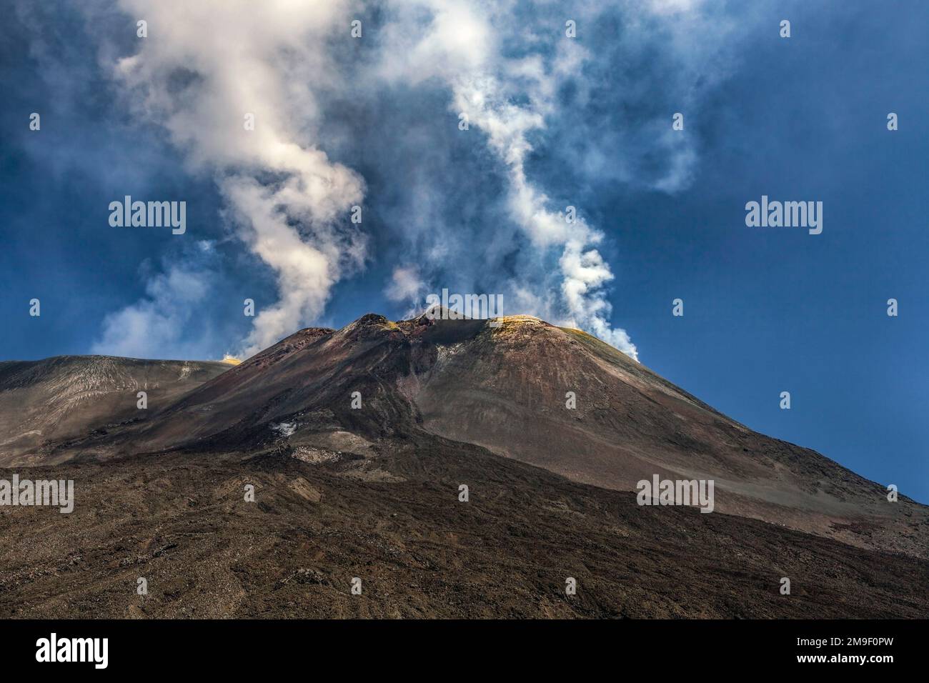Vapeur volcanique active sur l'Etna, le plus haut volcan d'Europe Banque D'Images