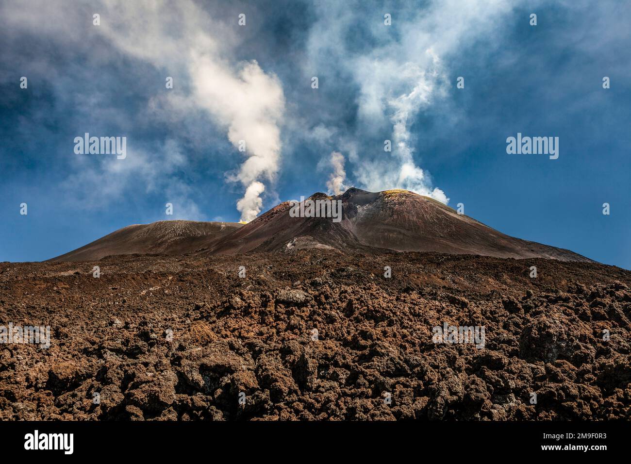 Vapeur volcanique active sur l'Etna, le plus haut volcan d'Europe Banque D'Images