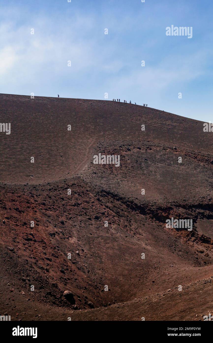 Les gens qui marchent le long d'une crête qui monte jusqu'à l'Etna, le plus haut volcan d'Europe Banque D'Images