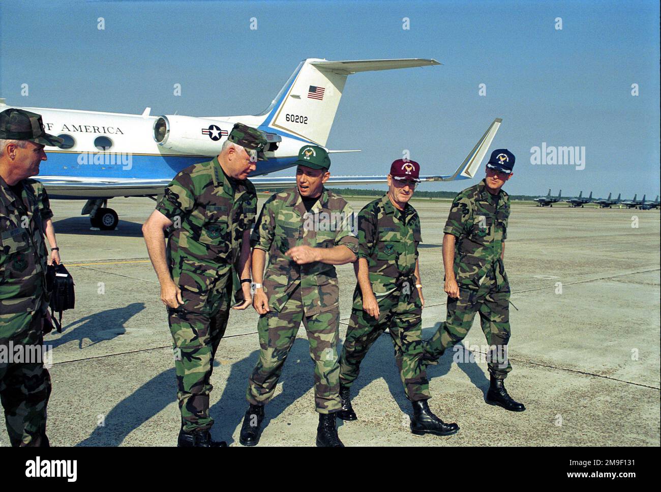 Vue du côté droit vue de face moyenne prise en tant que gén Michael E. Ryan (CHEF de PERSONNEL de l'USAF) arrive à la base aérienne de Tyndall, en Floride, pour présenter des prix au défi de préparation VII, un concours d'ingénierie mondial organisé par le Det 1, 823 Red Horse Squadron. Sont photographiés (de l à r) : le SERGENT-CHEF Karl W. Myers (le sergent-CHEF de commandement 325 de la Force aérienne), le gén Ryan, le SERGENT-CHEF DE la Force aérienne Jim Finch, le major-général O. Robbins II AF civil Engineer et le brigadier-général Walter E. Buchanan III Base: Tyndall Air Force base État: Floride (FL) pays: Etats-Unis d'Amérique (USA) Banque D'Images