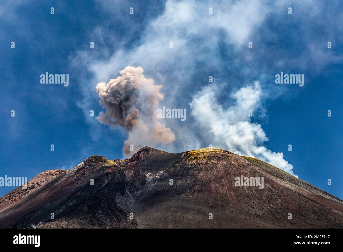 Vapeur volcanique active sur l'Etna, le plus haut volcan d'Europe Banque D'Images