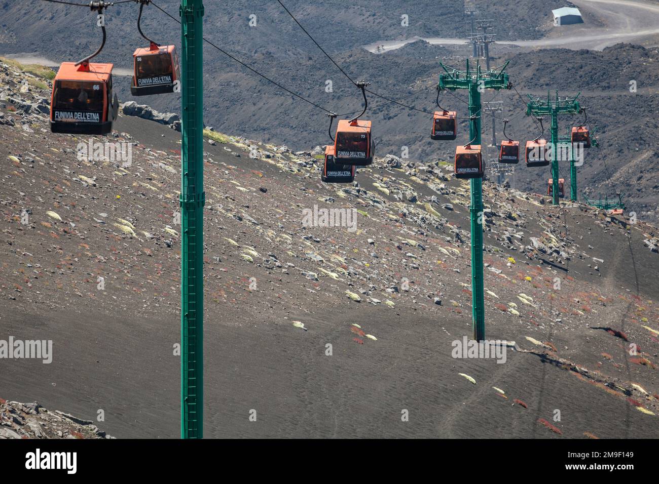 Des téléphériques montent et descendent les pentes de l’Etna, le plus haut volcan d’Europe Banque D'Images