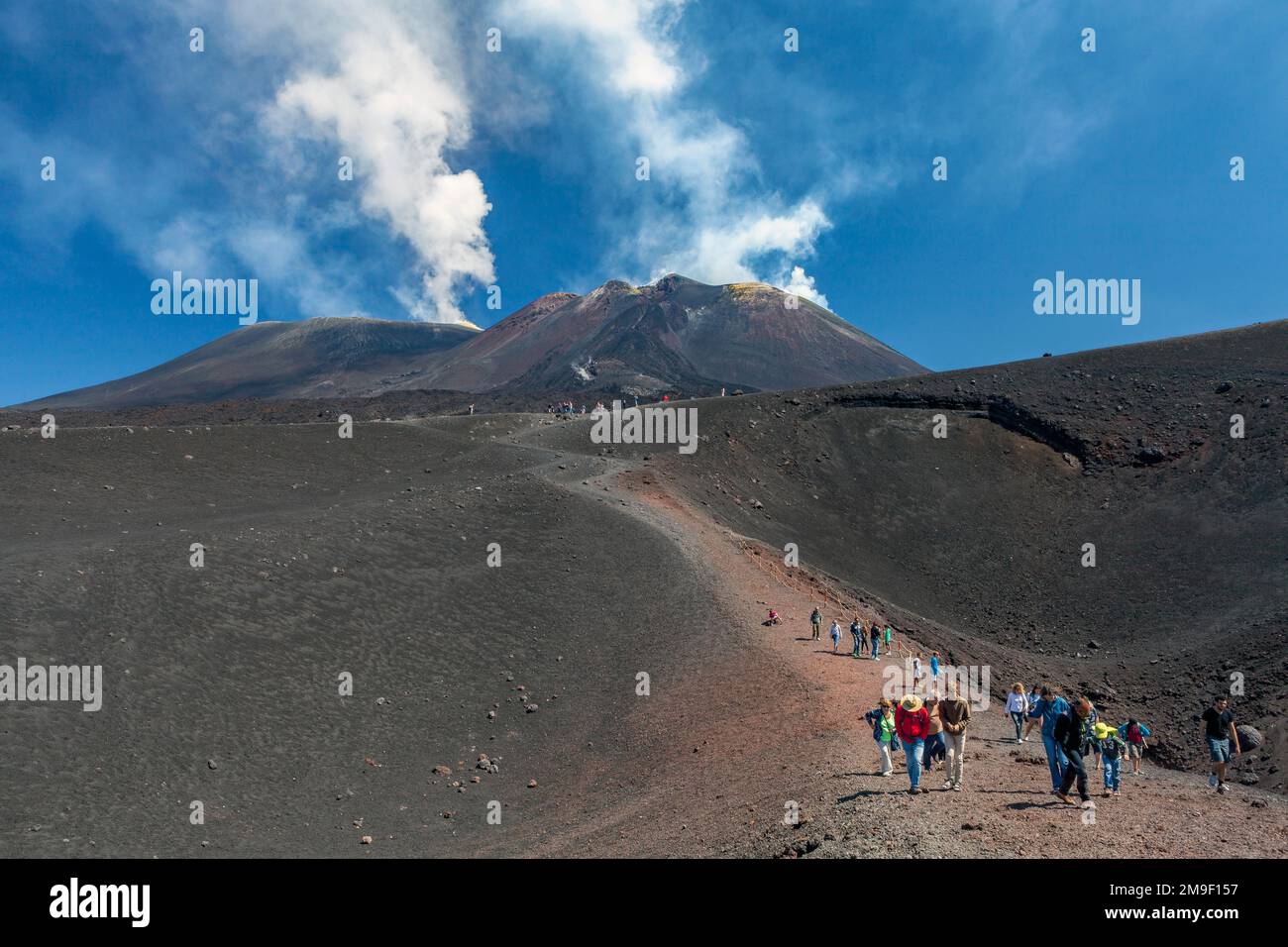 Touristes approchant de l'Etna, le plus haut volcan d'Europe Banque D'Images