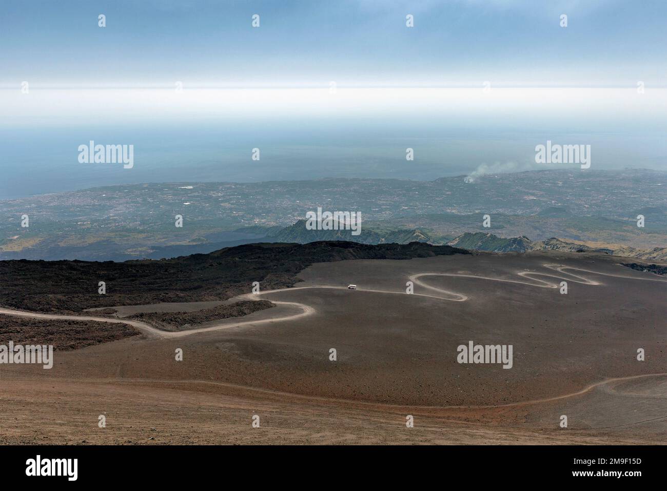 Route sinueuse sur l'Etna, le plus haut volcan d'Europe Banque D'Images