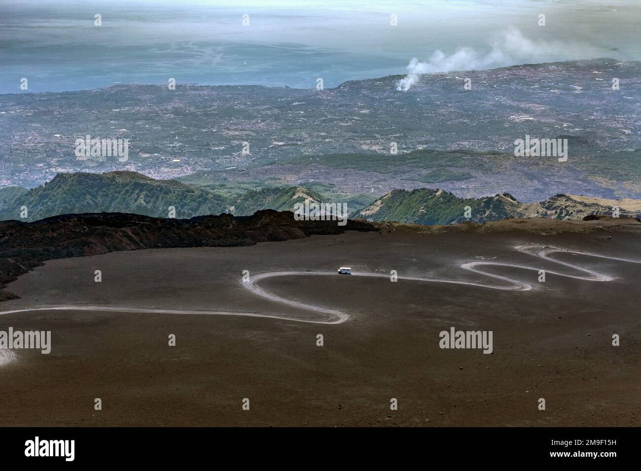 Route sinueuse sur l'Etna, le plus haut volcan d'Europe Banque D'Images