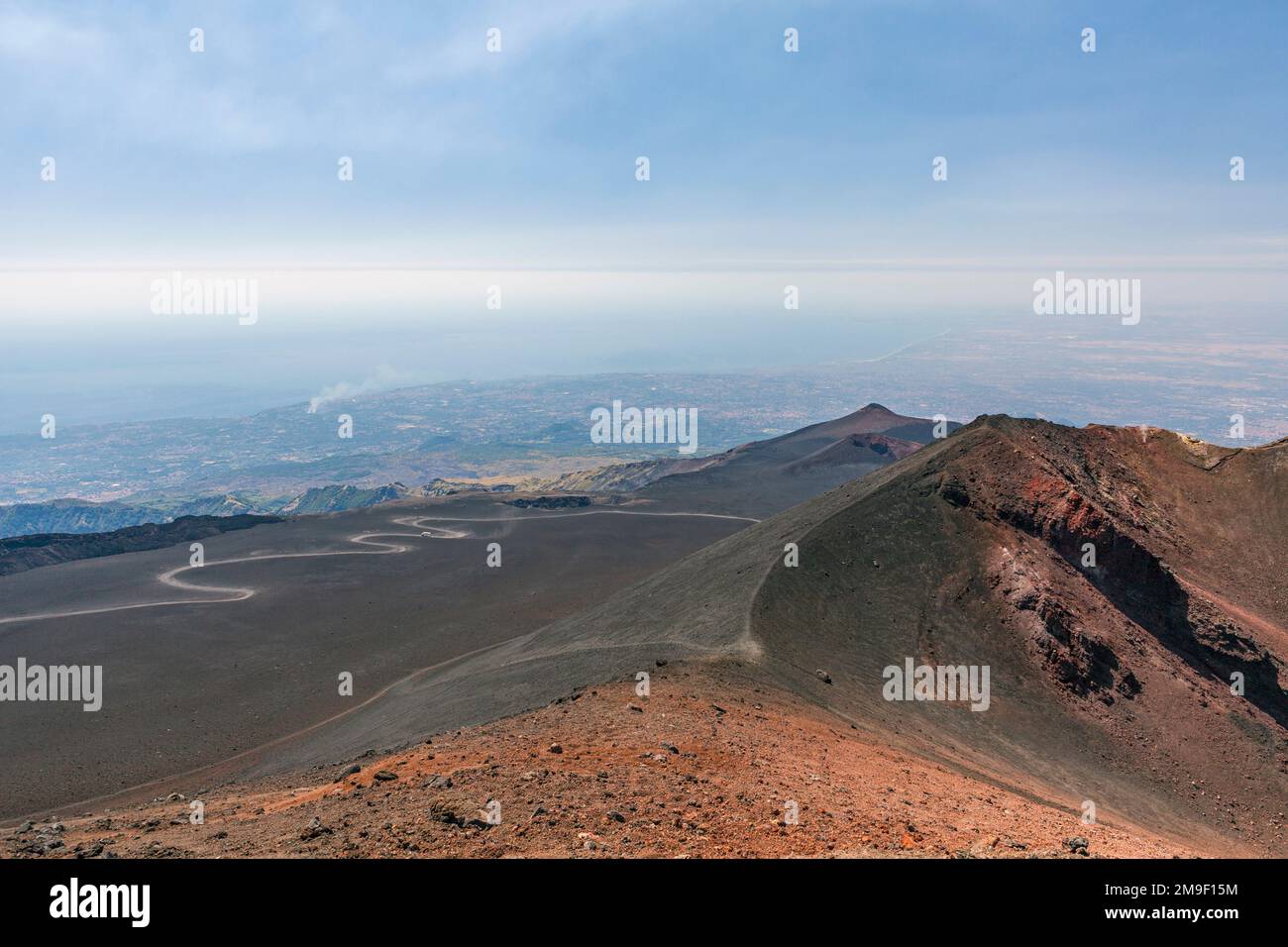 Route sinueuse sur l'Etna, le plus haut volcan d'Europe Banque D'Images