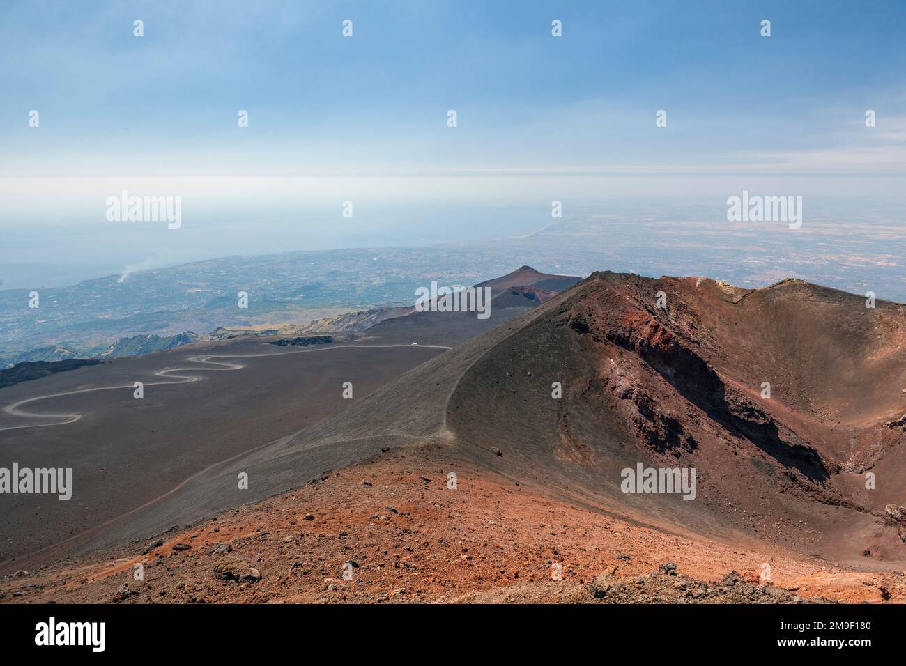 Route sinueuse sur l'Etna, le plus haut volcan d'Europe Banque D'Images