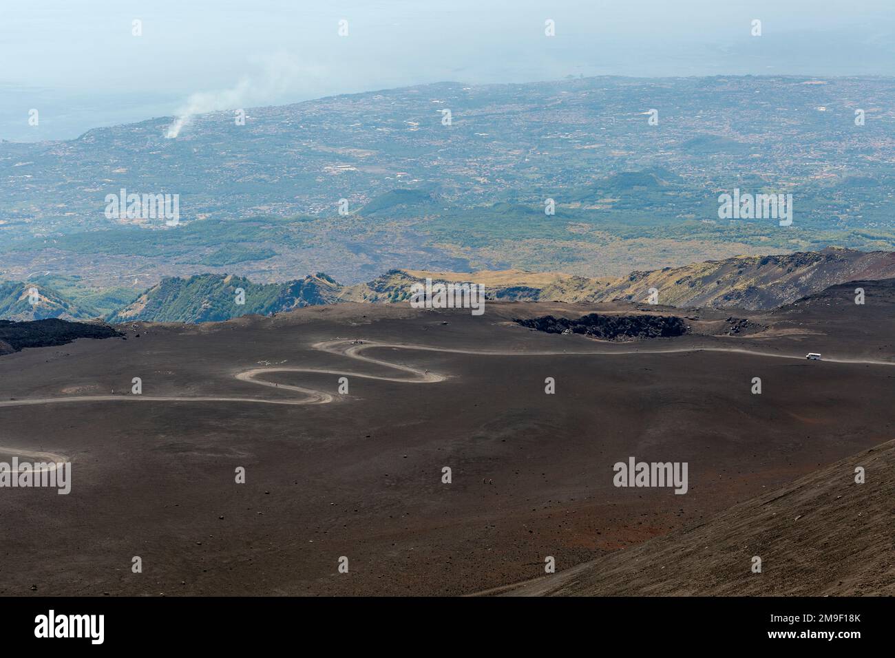 Route sinueuse sur l'Etna, le plus haut volcan d'Europe Banque D'Images