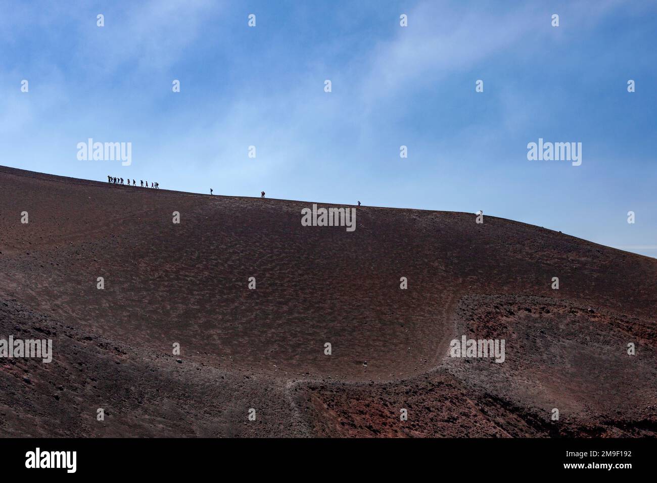 Touristes montant l'Etna, le plus haut volcan d'Europe Banque D'Images