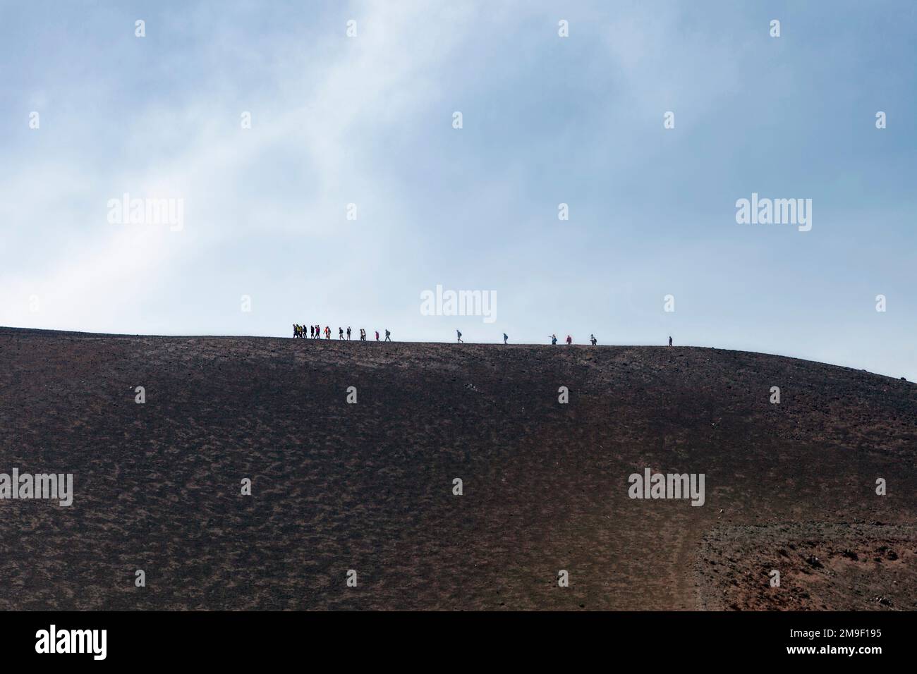 Touristes montant l'Etna, le plus haut volcan d'Europe Banque D'Images