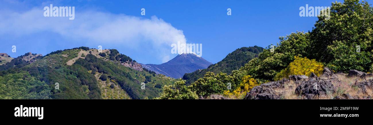 Vue lointaine sur l'Etna, le plus haut volcan d'Europe Banque D'Images