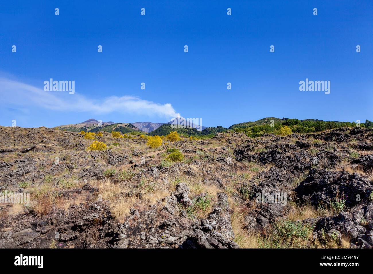 Vue lointaine sur l'Etna, le plus haut volcan d'Europe Banque D'Images