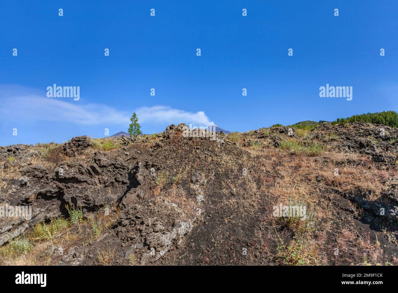 Vue lointaine sur l'Etna, le plus haut volcan d'Europe Banque D'Images