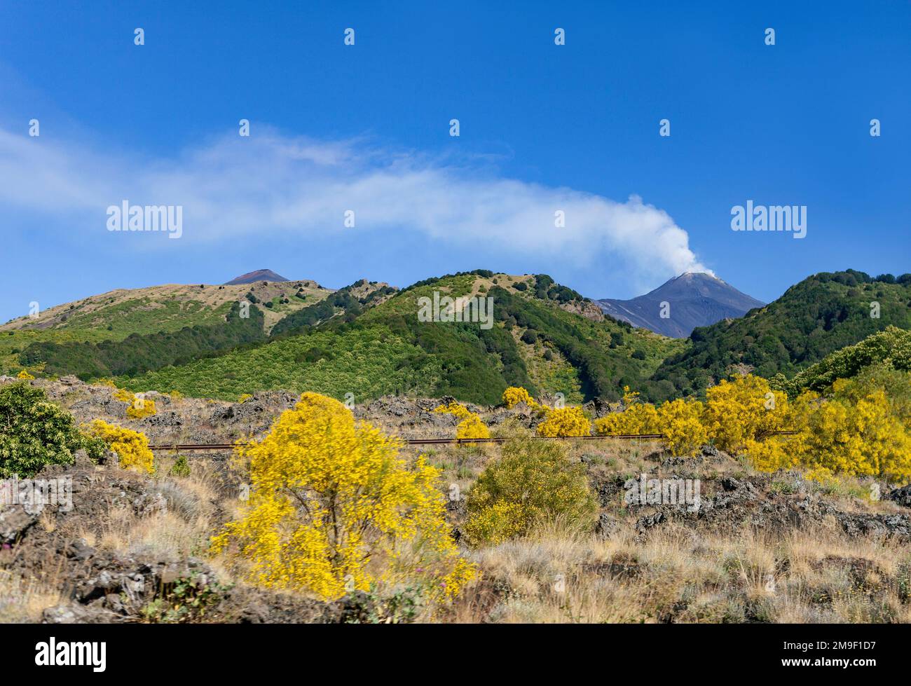 Vue lointaine sur l'Etna, le plus haut volcan d'Europe Banque D'Images