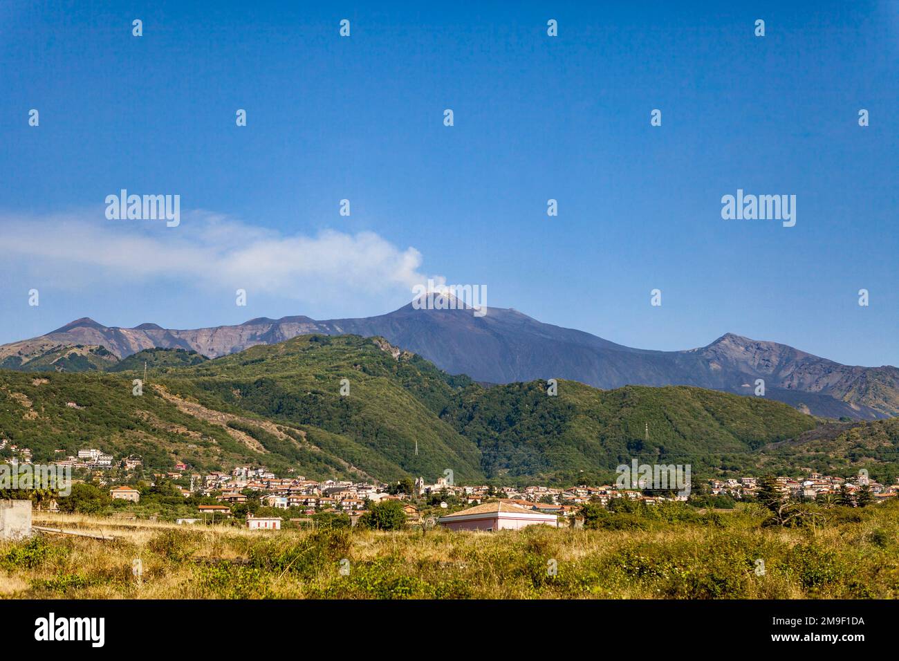 Vue lointaine sur l'Etna, le plus haut volcan d'Europe Banque D'Images