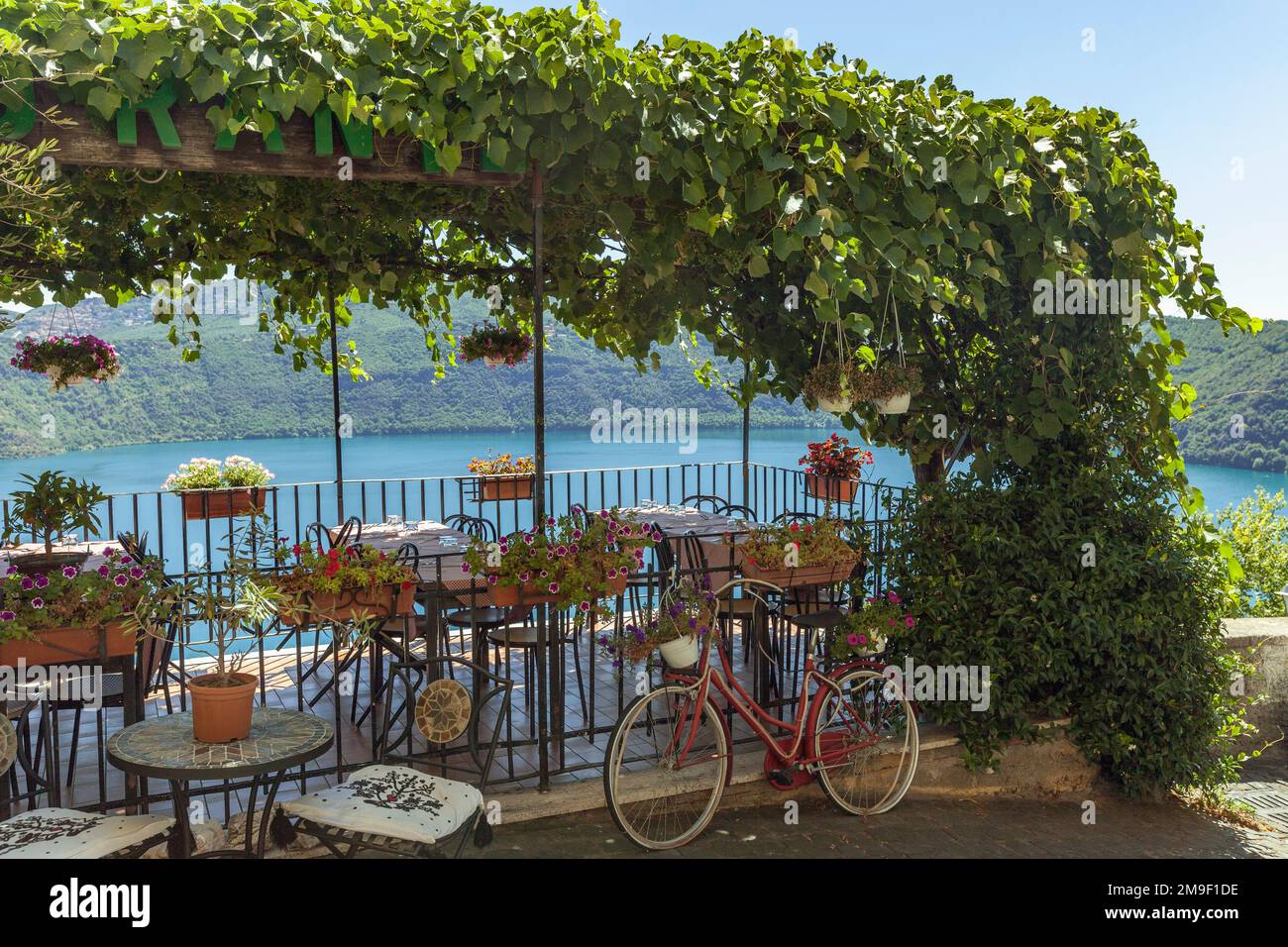 Vue du restaurant sur le lac Albano, Castel Gandolfo, Latium, Italie Banque D'Images