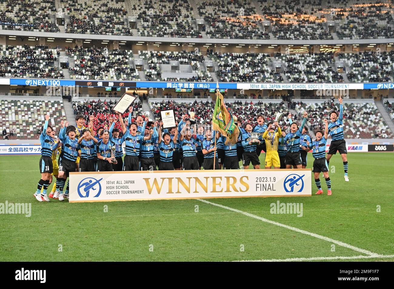 Tokyo, Japon. 9th janvier 2023. Groupe d'équipes Okayama Gakugeikan football/Soccer : les joueurs d'Okayama Gakugeikan célèbrent après avoir remporté le match final du tournoi de football All Japan High School 101st entre Okayama Gakugeikan 3-1 Higashiyama au stade national du Japon à Tokyo, Japon . Credit: AFLO/Alay Live News Banque D'Images