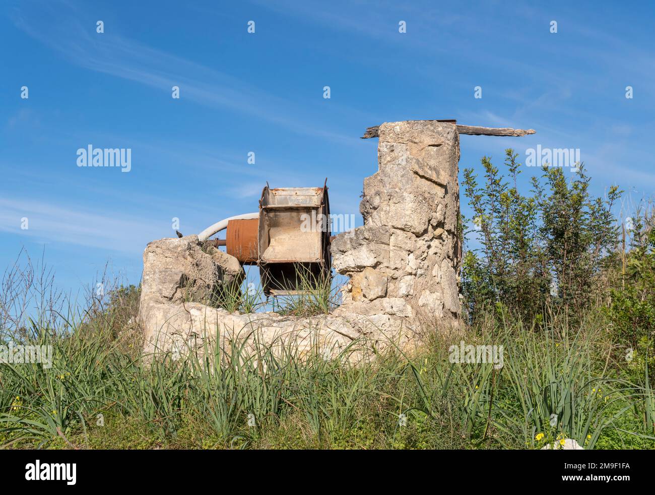 Vieux fossé d'irrigation en pierre en désuétude et dans un état ruineux. Problème de sécheresse en Espagne. Île de Majorque, Espagne Banque D'Images