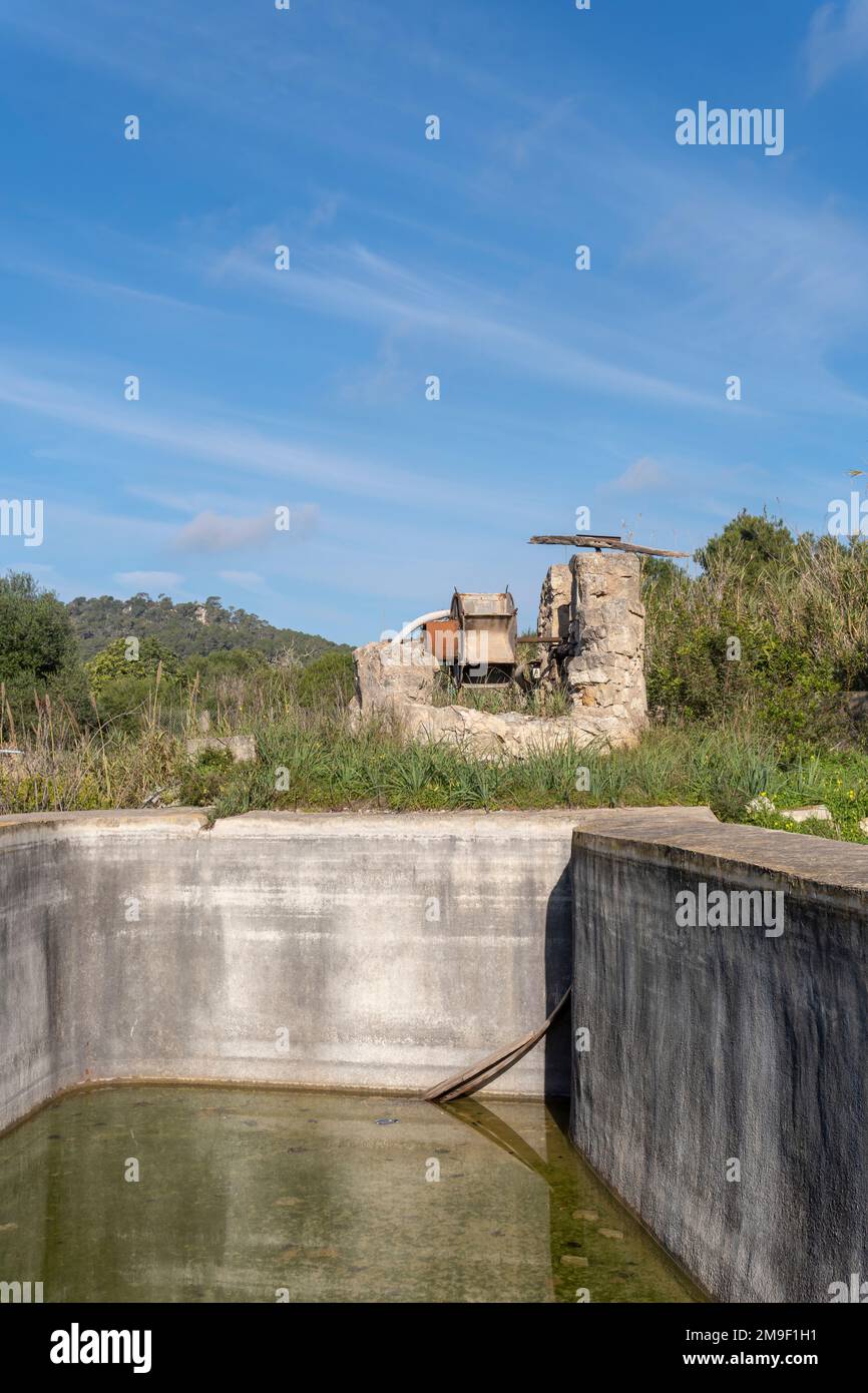 Vieux fossé d'irrigation en pierre en désuétude et dans un état ruineux. Problème de sécheresse en Espagne. Île de Majorque, Espagne Banque D'Images