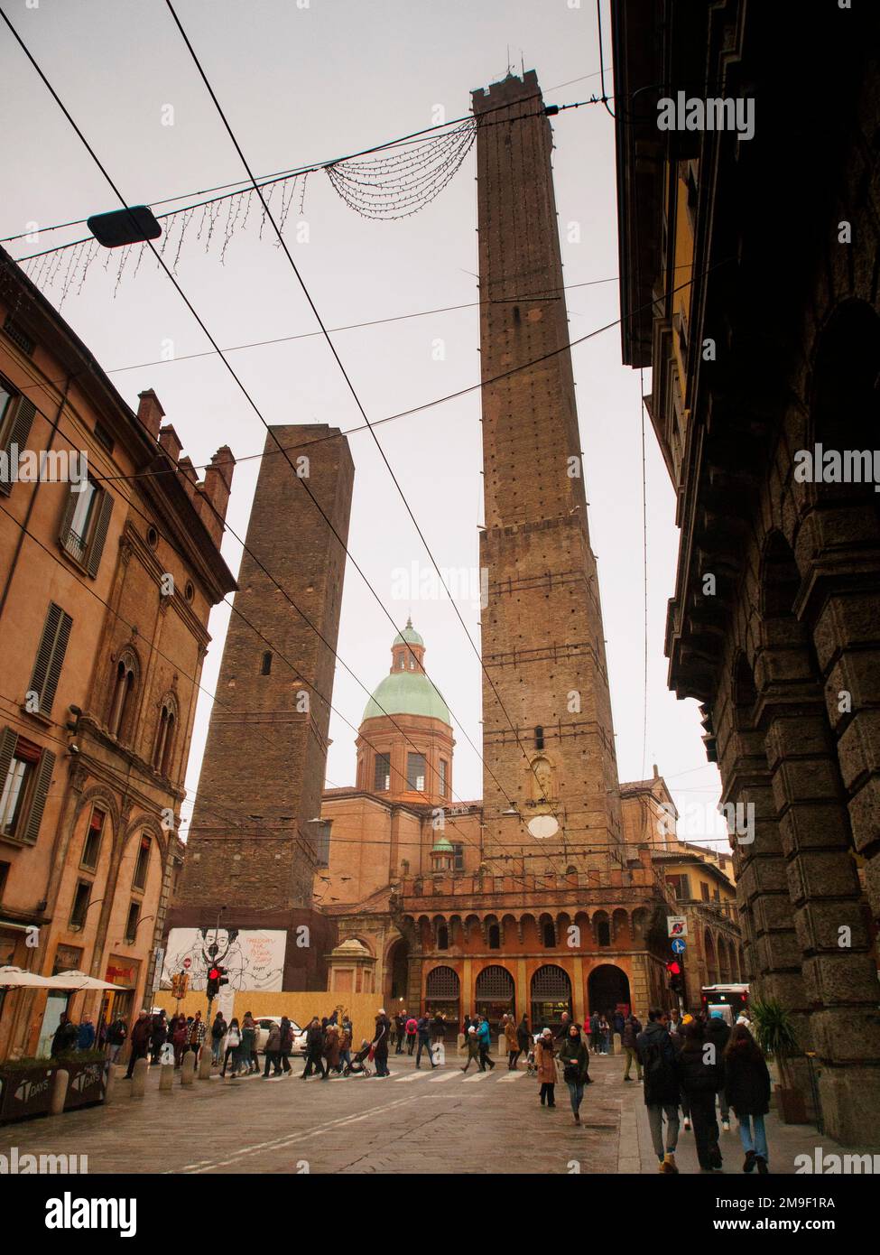 Italie, Bologne, Émilie-Romagne, la tour Asinelli et Garisenda. Banque D'Images