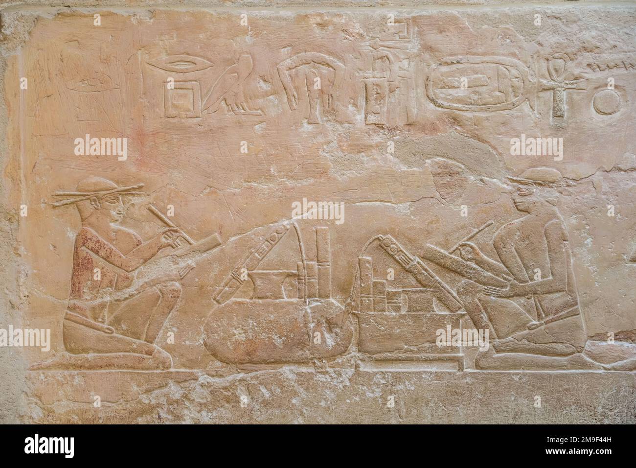 Schreiber mit Papyrusrollen, relief in den Grabbauten des Idut, Unas-Ank und Inefert, Nekropole von Sakkara, Ägitten Banque D'Images