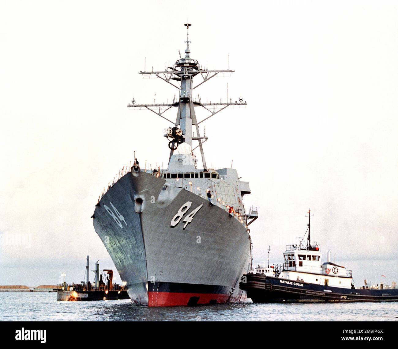 Vue de proue de la classe Arleigh Burke, Block IIA Aegis Destroyer USS BULKELEY (DDG 84) étant déplacé hors du quai par des remorqueurs commerciaux au chantier naval de Litton Industries, Pascagoula, Mississippi. Pays: Golfe du Mexique Banque D'Images