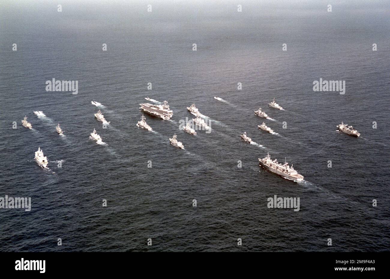 Vingt et un navires de guerre, dirigé par LE porte-avions de LA CLASSE NIMITZ USS ABRAHAM LINCOLN (CVN 72), volent en formation de parade au large de la côte ouest de l'île d'Oahu, à Hawaï. Les navires participent au RIMPAC 2000, le plus grand exercice maritime de la région Asie-Pacifique, qui réunit des forces militaires de sept nations différentes. (Image sous-standard). Objet opération/série : RIMPAC 2000 pays : Océan Pacifique (POC) Banque D'Images