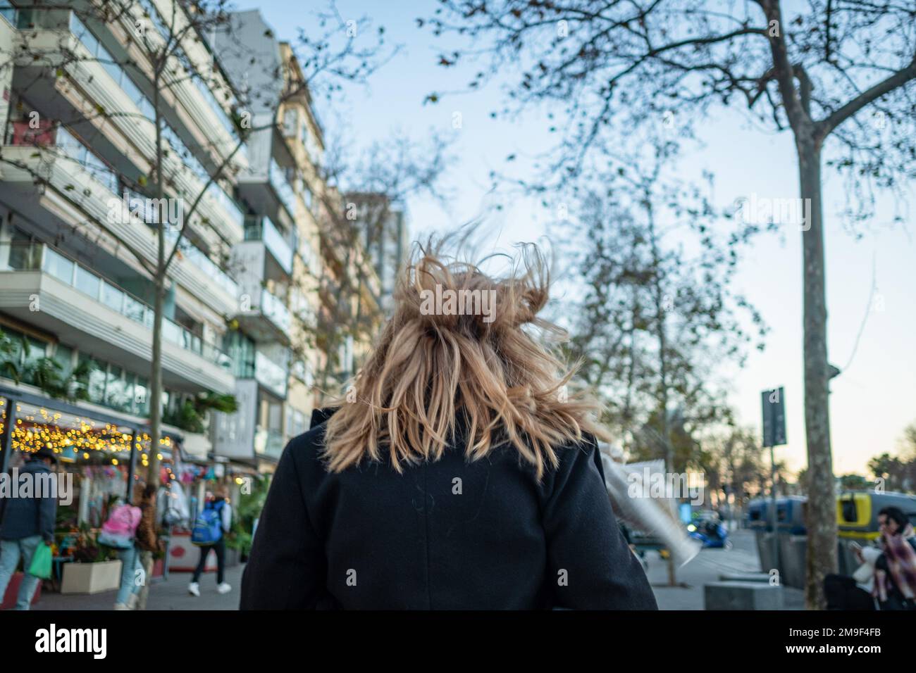 Barcelone, Espagne. 17th janvier 2023. Les cheveux d'une femme agité dans le vent lors d'une promenade dans le centre-ville. L'arrivée des tempêtes appelées Fien et Gerard a provoqué des avertissements météorologiques dans toute l'Espagne en raison de vents très forts, de fortes pluies et de la neige. (Photo par Davide Bonaldo/SOPA Images/Sipa USA) Credit: SIPA USA/Alay Live News Banque D'Images