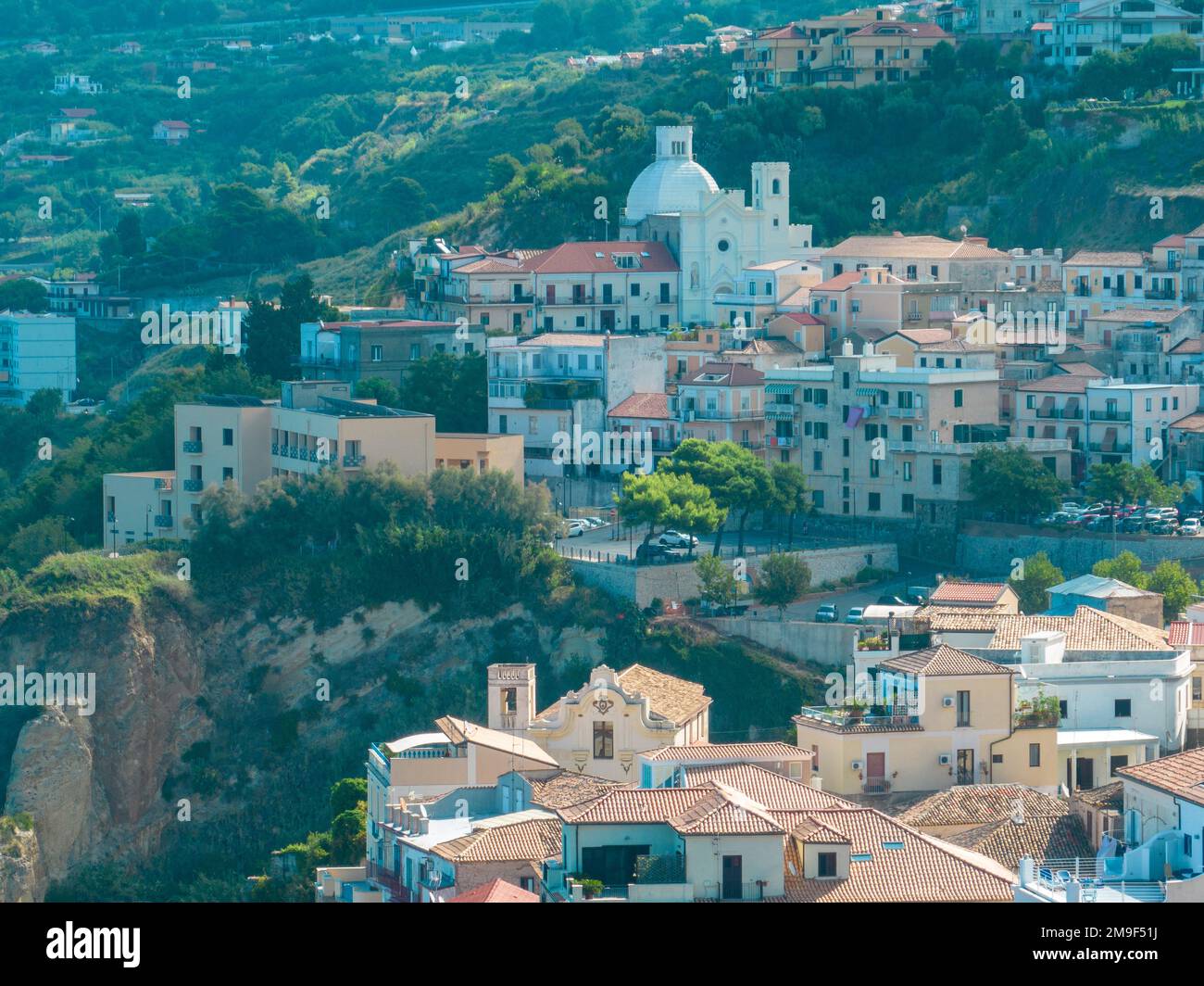 Vue aérienne de Pizzo Calabro, château, Calabre, tourisme Italie. Vue panoramique sur la petite ville de Pizzo Calabro par la mer. Maisons sur le rocher. Banque D'Images