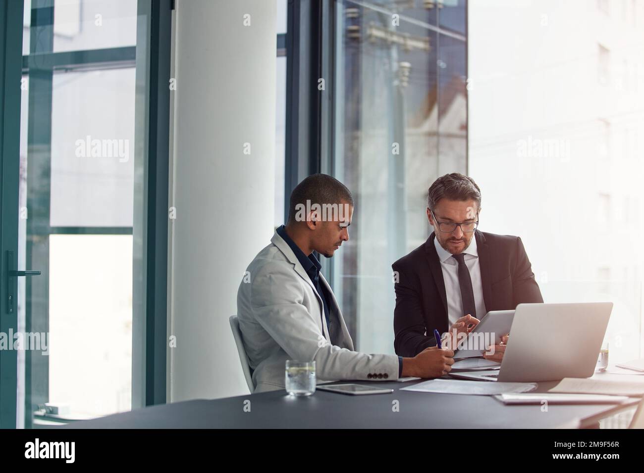 Professionnels, planification et tablette pour la stratégie d'entreprise pour le marketing en ligne et le travail d'équipe. Discussion avec les hommes lors d'une réunion de gestion avec Banque D'Images