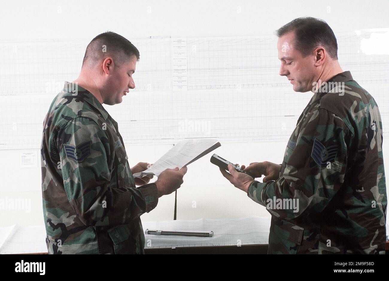 Deux analystes de la Force aérienne américaine examinent les données sur les performances des missiles Peacekeeper recueillies lors du vol des missiles à Vandenberg AFB, CA. D'AIRMAN Magazine, juillet 2000, article « Peacekeeper 2000. ». Deux analystes de la Force aérienne américaine examinent les données sur les performances des missiles Peacekeeper recueillies au cours du vol de missileÕs à Vandenberg AFB, CA. D'Airman Magazine, juillet 2000, article « Peacekeeper 2000 ». Banque D'Images