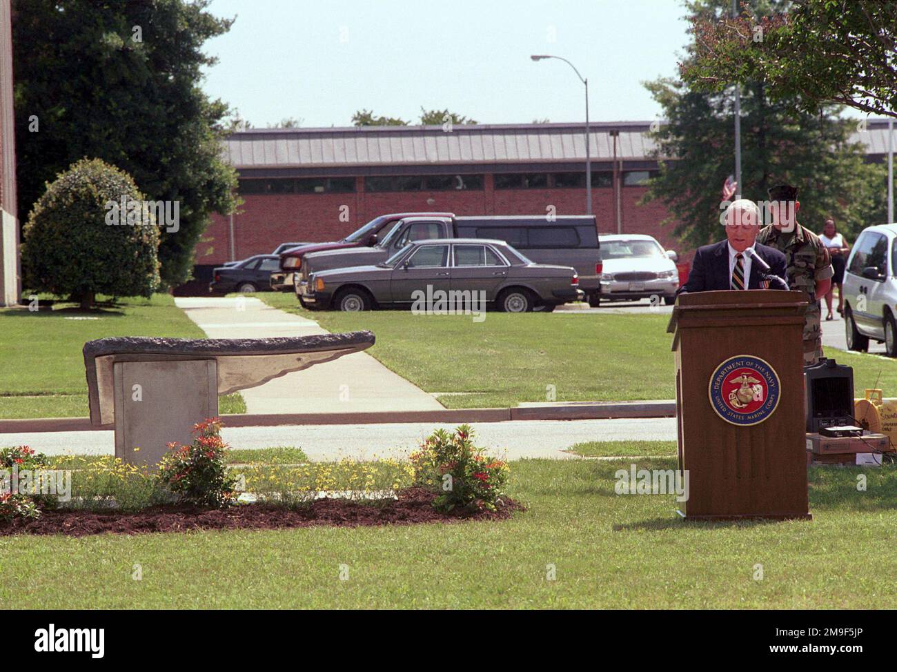 Tom Heges, membre de l'unité des Anges laids du Vietnam, prononce un discours à la mémoire de ses camarades perdus tombés au cours de l'inauguration du mémorial des Anges laids à bord de la base des Marines Quantico, en Virginie, sur 8 juillet 2000. Arrivant au Vietnam en avril 1962 jusqu'en août 1969, les Anges laids étaient l'escadron le plus long au Vietnam. Base: Corps de marine base, Quantico État: Virginie (va) pays: Etats-Unis d'Amérique (USA) Banque D'Images