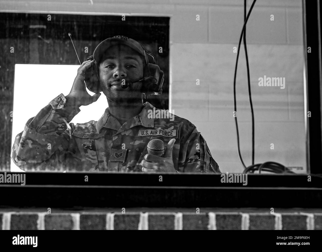 Le sergent d'état-major de la Force aérienne des États-Unis Dexter Turner, instructeur d'instruction et d'entretien des armes de combat de l'escadron 633d des forces de sécurité, pose une photo à la base interarmées Langley-Eustis, en Virginie (19 mai 2022). Turner s'est assis dans la tour d'entraînement et d'entretien des armes de combat et a donné des instructions verbales et des rappels de sécurité aux participants du tournoi Excellence in Competition dans le cadre de la semaine nationale de la police. Banque D'Images