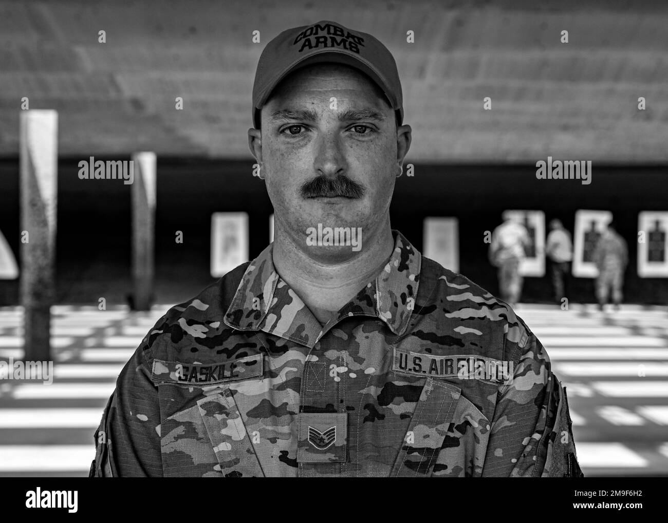 Shaun Gaskill, membre de l'équipe de la Force aérienne des États-Unis, instructeur d'instruction et d'entretien des armes de combat de l'escadron 633d des forces de sécurité, pose une photo à la base interarmées Langley-Eustis, en Virginie (19 mai 2022). Gaskill a aidé à juger du tournoi Excellence in Competition de l'escadron 633d des forces de sécurité, au cours duquel les participants ont tiré deux revues à cinq tours et un magazine à 10 tours pour tester différentes tactiques et compétences. Banque D'Images