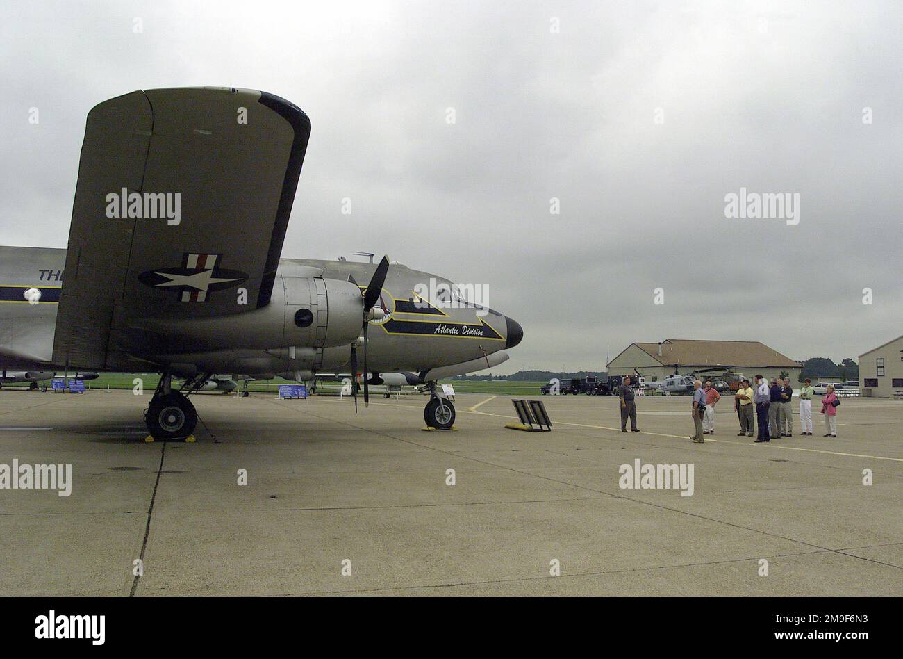 Vue de profil du côté droit d'un Skymaster C-54 de l'US Air Force alors qu'il est assis sur le tarmac du musée de commandement de la mobilité aérienne de la base aérienne de Douvres. Les dirigeants municipaux d'Abilene, Texas, visitent le musée après avoir remis aux responsables de la base le prix communautaire d'Abilene sur 27 juillet 2000. Base: Dover Air Force base État: Delaware (DE) pays: Etats-Unis d'Amérique (USA) Banque D'Images Vue de profil du côté droit d'un Skymaster C-54 de l'US Air Force alors qu'il est assis sur le tarmac du musée de commandement de la mobilité aérienne de la base aérienne de Douvres. Les dirigeants municipaux d'Abilene, Texas, visitent le musée après avoir remis aux responsables de la base le prix communautaire d'Abilene sur 27 juillet 2000. Base: Dover Air Force base État: Delaware (DE) pays: Etats-Unis d'Amérique (USA) Banque D'Images