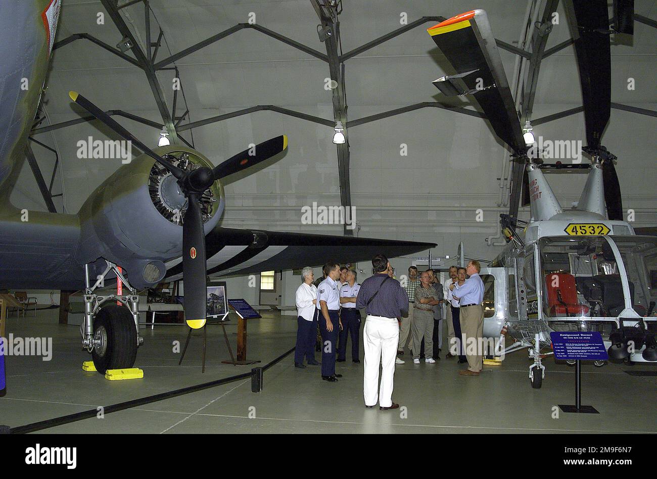 Tout droit sur une photo intérieure de moyenne durée en tant que leaders civiques d'Abilene, Texas, faites une visite des expositions à la base aérienne de Douvres, Delaware, Air Mobility Command Museum. Les Texans étaient à Douvres pour présenter aux fonctionnaires le Prix communautaire Abilene sur 27 juillet 2000. Base: Dover Air Force base État: Delaware (DE) pays: Etats-Unis d'Amérique (USA) Banque D'Images Tout droit sur une photo intérieure de moyenne durée en tant que leaders civiques d'Abilene, Texas, faites une visite des expositions à la base aérienne de Douvres, Delaware, Air Mobility Command Museum. Les Texans étaient à Douvres pour présenter aux fonctionnaires le Prix communautaire Abilene sur 27 juillet 2000. Base: Dover Air Force base État: Delaware (DE) pays: Etats-Unis d'Amérique (USA) Banque D'Images