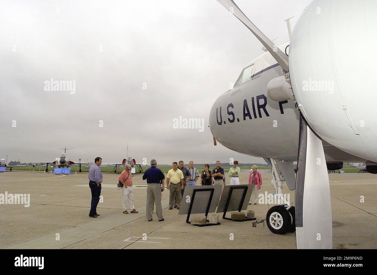 Tout droit sur un tir extérieur de longueur moyenne alors qu'Abilene, les dirigeants civiques du Texas visitent le Air Mobility Command Museum lors de leur visite de la base aérienne de Douvres, Delaware, le 27 juillet 2000. Les dirigeants étaient à la base pour présenter aux fonctionnaires le Prix communautaire Abilene. Base: Dover Air Force base État: Delaware (DE) pays: Etats-Unis d'Amérique (USA) Banque D'Images Tout droit sur un tir extérieur de longueur moyenne alors qu'Abilene, les dirigeants civiques du Texas visitent le Air Mobility Command Museum lors de leur visite de la base aérienne de Douvres, Delaware, le 27 juillet 2000. Les dirigeants étaient à la base pour présenter aux fonctionnaires le Prix communautaire Abilene. Base: Dover Air Force base État: Delaware (DE) pays: Etats-Unis d'Amérique (USA) Banque D'Images