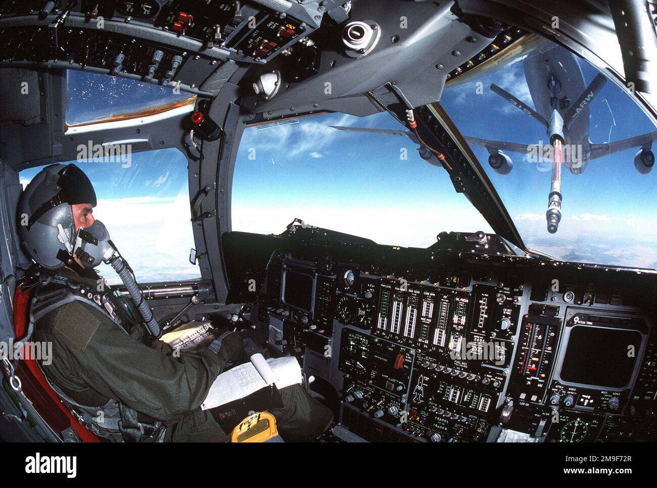 Vue rapprochée de l'intérieur du poste de pilotage d'un avion de la US Air Force B-1B lancer en tant que lieutenant-colonel Michael Kock de l'USAF du 28th Bomb Squadron, Dyess AFB, Texas, manœuvre l'avion en position de ravitaillement avec une rampe de ravitaillement KC-135 Stratotanker en attente. D'AIRMAN Magazine, août 2000 article 'One Hot Bomber.'. Vue rapprochée de l'intérieur du poste de pilotage d'un avion de la US Air Force B-1B lancer en tant que lieutenant-colonel Michael Kock de l'USAF du 28th Bomb Squadron, Dyess AFB, Texas, manœuvre l'avion en position de ravitaillement avec une rampe de ravitaillement KC-135 Stratotanker en attente. Depuis Airman M Banque D'Images
