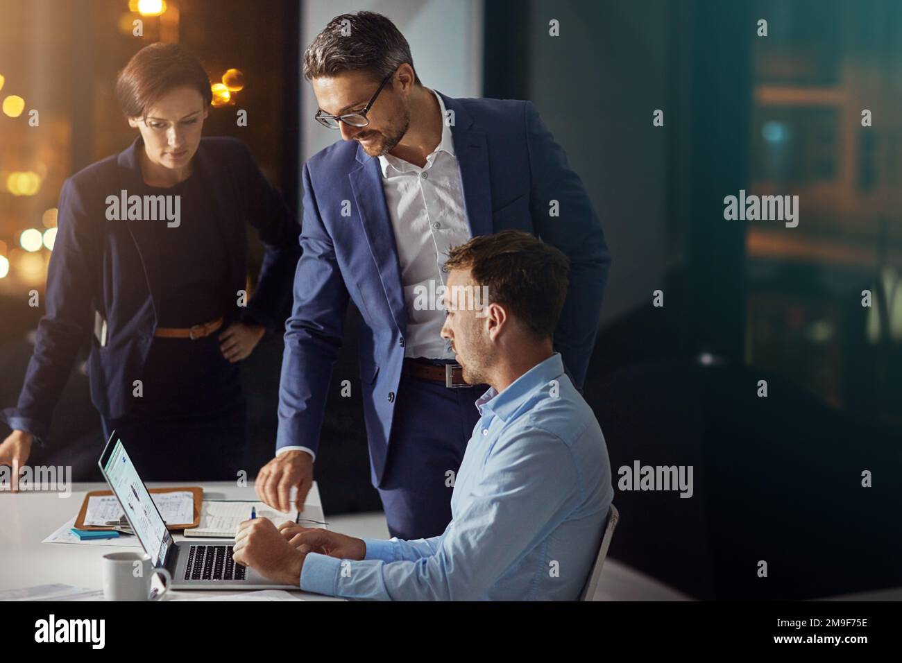 Les professionnels, les ordinateurs portables et les réunions travaillent de nuit au bureau pour la collaboration sur le Big Data, la planification des heures supplémentaires et la date limite de création de rapports. Travail d'équipe, tard et Banque D'Images