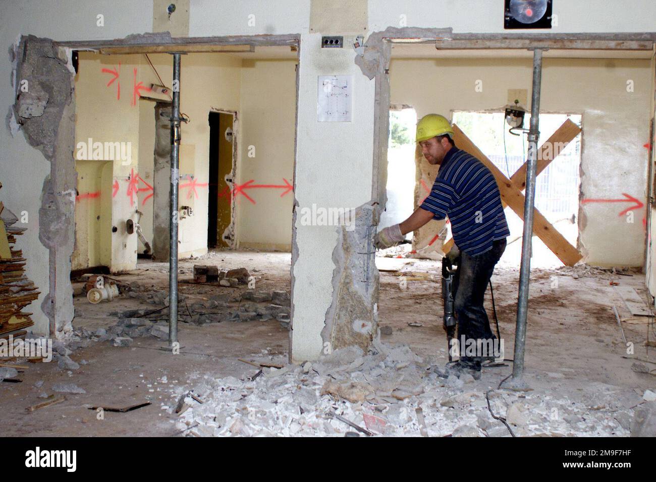 Medium shot, un ouvrier du bâtiment commence à démolir l'ancien intérieur du théâtre Nightengale à la base aérienne de Ramstein, en Allemagne, le 7 août 2000, ce qui fait la place aux nouvelles améliorations. Base: Ramstein Air base État: Rheinland-Pfalz pays: Allemagne (DEU) Banque D'Images