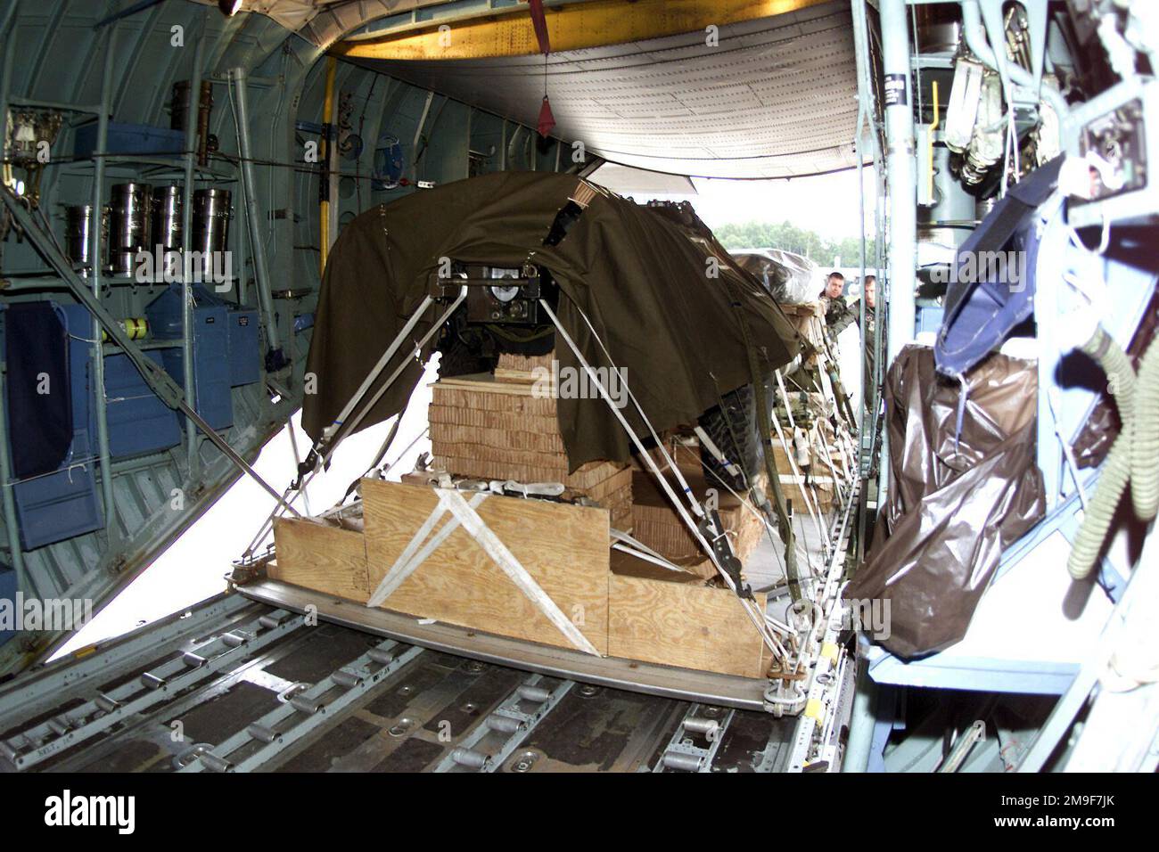 Un tir moyen, à l'intérieur de l'aéronef, des membres de l'escadron de transport aérien 37th de la base aérienne de Ramstein, en Allemagne, aident à charger un obusier remorqué de 105mm M119A1 dans un C-130, Hercules. Non montré: L'obusier doit être déposé à Bunker Hill Drop zone, Grafenwohr, Allemagne, dans l'exercice Lion Drop 12, 9 août 2000. Les 37th MEMBRES DE LA Brigade aéroportée 173rd, 1/508th infanterie (équipe de combat du Bataillon aéroporté), de Vicenza, Italie. Objet opération/série: LION DROP 12 base: Ramstein Air base État: Rheinland-Pfalz pays: Allemagne / Allemagne (DEU) Banque D'Images