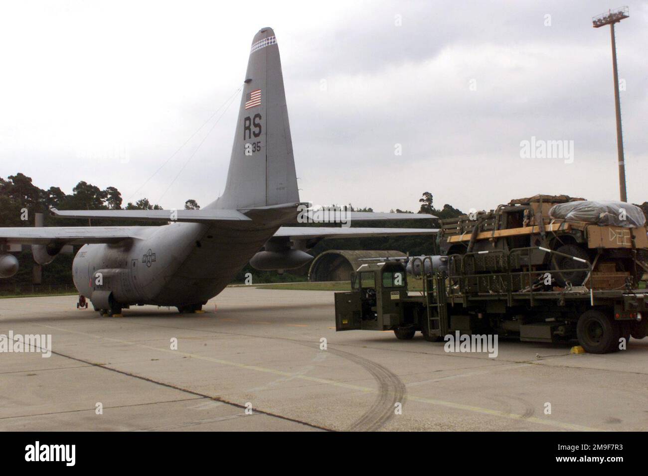 Un chariot porte-bagages/de troupes lourd M1097 à grande mobilité à roues multiples (HMMWV), monté pour une chute d'air sur un chargeur à plateau « K » derrière un Hercules C-130E. Aircraft a des lettres de queue 'RS', 86th Airlift Wing, Ramstein Air base, Allemagne. Non illustré : le véhicule doit être déposé dans la zone de bunker Hill Drop, Grafenwohr, Allemagne, dans l'exercice Lion Drop 12, 9 août 2000. L'escadron de transport aérien 37th, base aérienne de Ramstein (Allemagne), a abandonné des membres de la Brigade aéroportée 173rd, 1/508th infanterie (équipe de combat du Bataillon aéroporté), de Vicenza (Italie). Objet opération/série : BASE LION DROP 12 : État de la base aérienne de Ramstein Banque D'Images