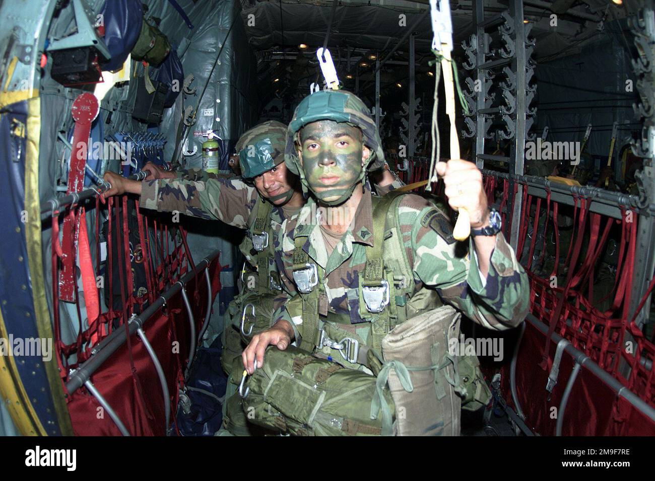 En gros plan, le sergent Jeremy Cowham, Jumpmaster et ses compagnons de parachutistes du 1st de l'équipe de combat du bataillon aéroporté d'infanterie (ABCT) 508th, Brigade aéroportée 173rd, de Vicenza, en Italie, attendent à bord d'un Hercules C-130 de l'Armée de l'air américaine du 37th Escadron de transport aérien, base aérienne de Ramstein, Allemagne, alors qu'ils se préparent à se déposer dans la zone de bunker Drop à Grafenwohr, Allemagne pour le Lion Drop 12 le 09 août 2000. Sujet opération/série : LION DROP 12 pays : Allemagne / Allemagne (DEU) Banque D'Images