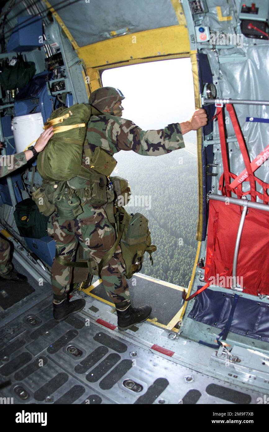 Vue arrière droite tir moyen alors que le sergent Jemery Cowham de l’armée américaine, Jumpmaster avec le 1st de l’équipe de combat du bataillon aéroporté d’infanterie (ABCT) 508th, Brigade aéroportée 173rd, de Vicenza, en Italie, se prépare à sauter d’un Hercules C-130 de l’Armée de l’air américaine du 37th Escadron de transport aérien, base aérienne de Ramstein, en Allemagne, Comme lui et son unité tombent dans la zone de bunker Drop à Grafenwohr, Allemagne pour Lion Drop 12 le 09 août 2000. Sujet opération/série : LION DROP 12 pays : Allemagne / Allemagne (DEU) Banque D'Images